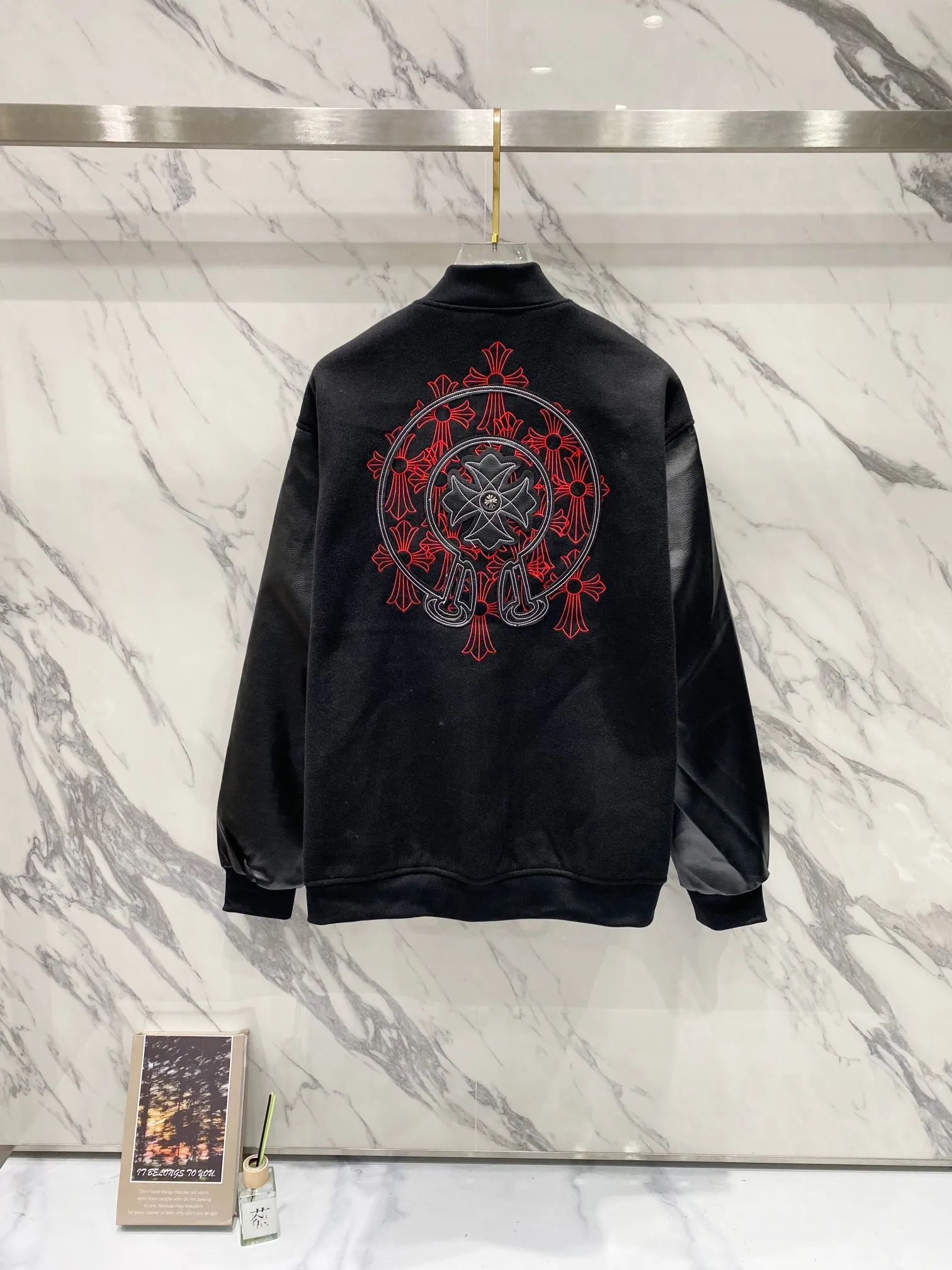 P410 Chromehearts New Crow Heart Horseshoe Cross Baseball Jacket Customized Woolen Fabric Spliced PU Leather Sleeves Heavy Design Exclusive Customized Cross Metal Decoration Full of Dark Style 🔥 Loose Fit Very Handsome for Men and Women Red Label Cross Size: S M L XL (176 145 wear M) S M L 75 77 Sleeve length 65 66 67 68 Shoulder width 54 55 56 57